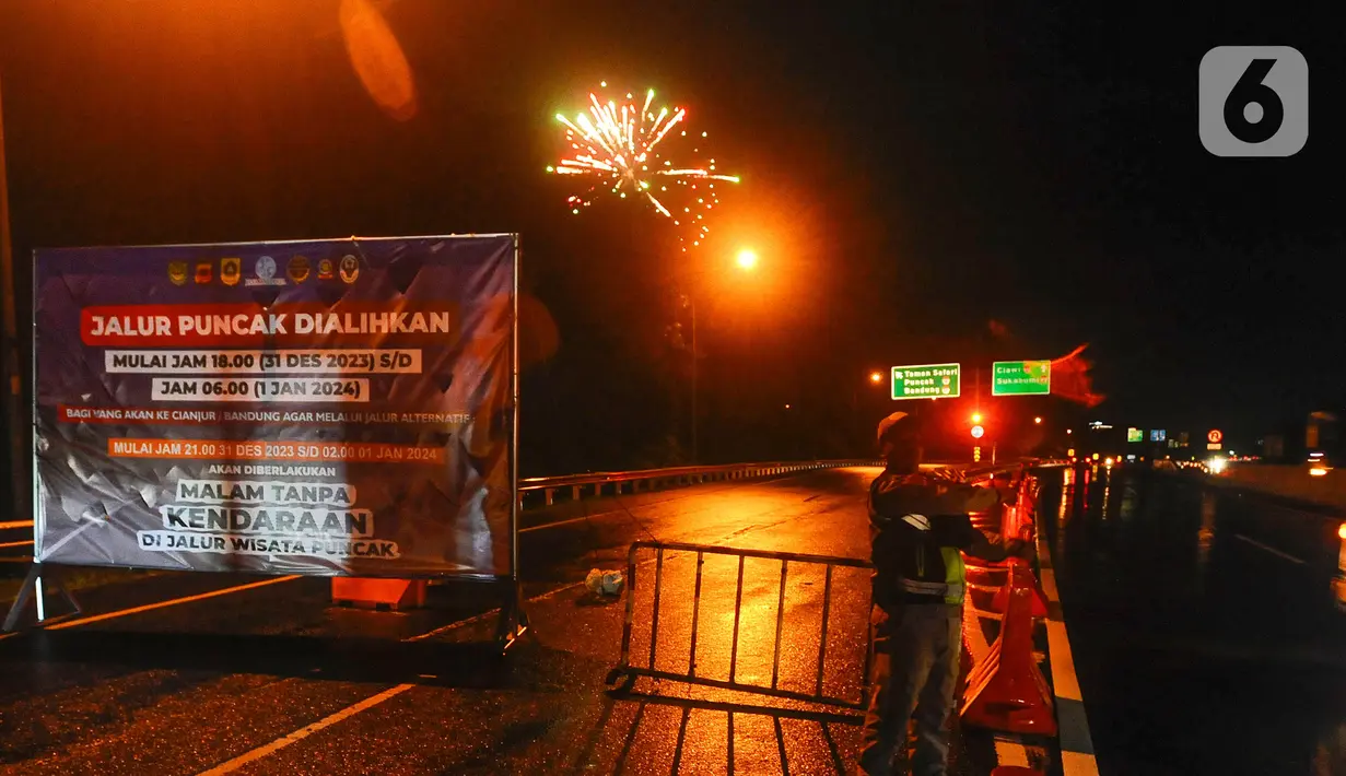 Petugas Tol Jasa Marga memasang papan penutupan jalur Puncak di pintu keluar tol Gadog, Bogor, Jawa Barat, Minggu (31/12/2023). (merdeka.com/Arie Basuki)