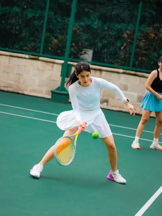 Dian Sastrowardoyo pun terkadang melakukan kesalahan kecil saat tenis. Terkadang bola yang dipukulnya keluar lapangan [Instagram/therealdisastr]