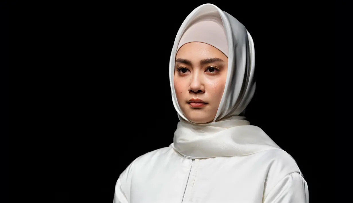 Model berpose mengenakan busana rancangan desainer Indonesia, Anandia Marina Putri dan Novita Yunus di Amazon Fashion Week Tokyo 2018 di Tokyo, Selasa (20/3). Pagelaran busana digelar dari 19 hingga 24 Maret 2018 mendatang. (AP/Shizuo Kambayashi)