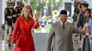 Prabowo dan Ratu Maxima juga menyempatkan menyapa awak media sebelum memasuki ruangan. Tampak dalam foto, Presiden Republik Indonesia Prabowo Subianto (kanan) bersama Ratu Maxima dari Belanda, selaku Advokat Khusus Sekretaris Jenderal PBB untuk Kesehatan Keuangan (UNSGSA), di Istana Merdeka, Jakarta, pada Kamis 27 November 2025. (BAY ISMOYO/AFP)