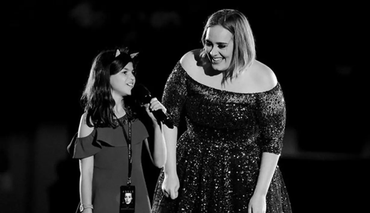 Bukan kali pertama, namun beberapa waktu lalu Adele sempat memberikan makanan kecil untuk para petugas keamanan. Dan kabar terbaru datang bahwa mengajak anak-anak yang menjadi korban untuk menonton di bioskop. (Instagram/adele)