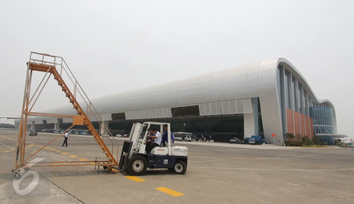 Teknisi melakukan maintenance pesawat di Hanggar 4 GMF Aero Asia di area Bandara Soekarno-Hatta, Tangerang, Senin (28/9). Hanggar ini menjadi hanggar perawatan pesawat berbadan kecil terbesar di dunia. (Liputan6.com/Angga Yuniar)