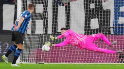 Kedua tim bermain imbang 1-1 hingga waktu normal usai. Setelah tak ada gol di babak extra time, pemenang harus ditentukan lewat drama adu penalti. (Spada/LaPresse via AP)