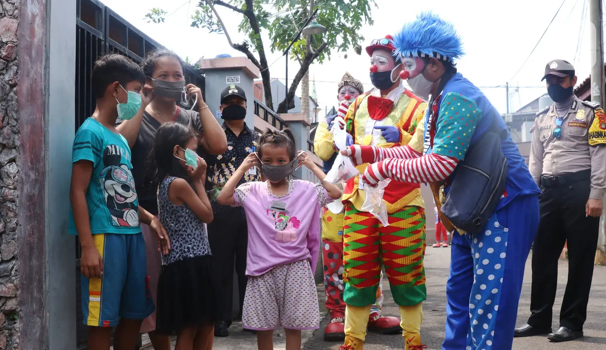 Komunitas Badut Tangerang  Raya (Batara) membagikan paket masker dan sabun cuci tangan gratis kepada warga di Larangan Selatan, Tangerang, Kamis (16/4/2020). PMI Kota Tangerang bersama Batara membagikan masker dan sabun cuci tangan untuk mencegah penyebaran COVID-19. (Liputan6.com/Angga Yuniar)