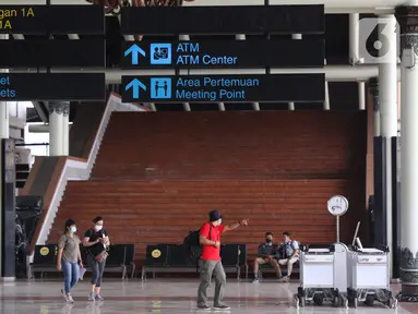 Suasana area Terminal 1 Bandara Soekarno-Hatta, Tangerang, Banten, Jumat (1/4). Per 1 April 2022, PT Angkasa Pura II (Persero) mengaktifkan kembali Terminal 1 Bandara Soekarno Hatta untuk melayani keberangkatan dan kedatangan penumpang pesawat rute domestik. (Liputan6.com/Angga Yuniar)