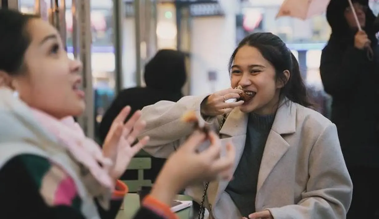 <p>Azizah terlihat liburan di London seorang diri. Sang suami, Pratama Arhan tidak mengikuti dalam perjalanan liburan akhir tahun ini. [Foto: instagram.com/raffinagita1717]</p>