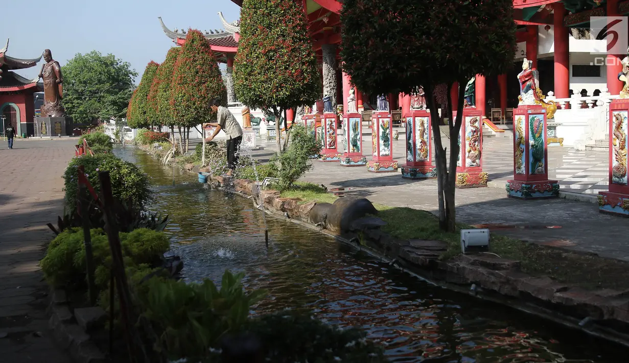Petugas mengambil air di Kelenteng Sam Poo Kong, Semarang, Jumat (20/7). Kelenteng Gedung Batu Sam Poo Kong sebuah petilasan yaitu bekas tempat persinggahan pertama Laksamana Tiongkok beragama islam Zheng He/Cheng Ho. (Liputan6.com/Herman Zakharia)