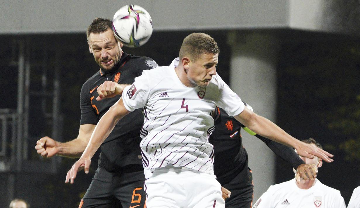 Belanda terus mencoba menambah keunggulan, namun hingga wasit meniup peluit panjang tanda akhir pertandingan skor 1-0 tak berubah untuk kemenangan Belanda. (AP/Roman Koksarov)