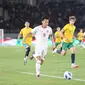 Aksi Mierza Firjatullah saat Timnas Indonesia U-16 menghadapi Timnas Australia U-16 di semifinal Piala AFF U-16 2024 yang digelar di Stadion Manahan, Solo, Jawa Tengah, Senin (1/7/2024) malam WIB. (Bola.com/Abdul Aziz)