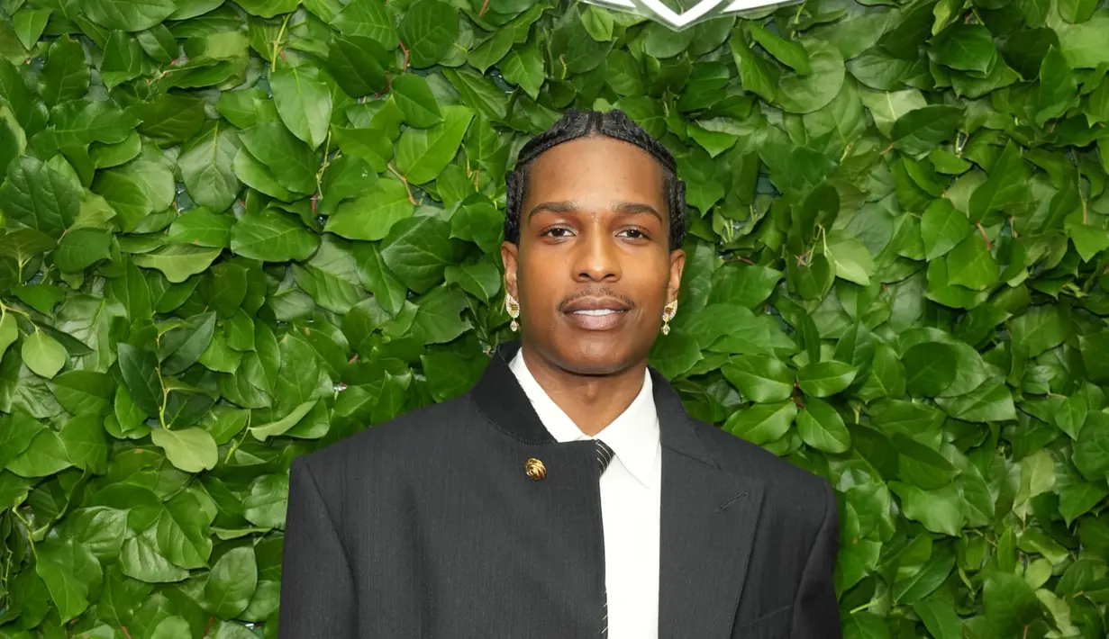 Sebagai ambassador Chanel termutakhir, A$AP Rocky membawa standar baru untuk menswear rumah mode tersebut. Ia tampil dalam setelan hitam yang bersih dan terstruktur, dipadukan dengan Chanel High Jewelry, termasuk Golden Braid dan cincin Impression Florale.  [dok/chanel].