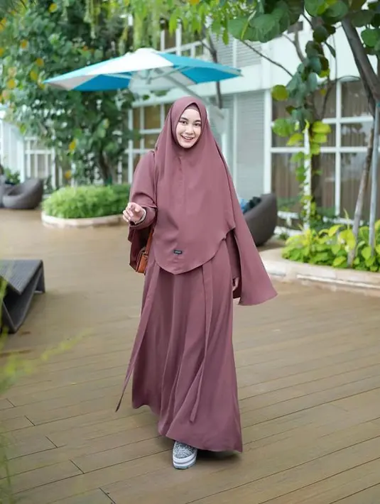 Selama masa kehamilan, eks member Cherrybelle ini kerap tampil stylish dengan modest wear yang menutupi baby bumpnya. Seperti potret ini, Anisa tampil manis mengenakan gamis dan hijab syar’i warna mauve. (Instagram/anisarahma_12).