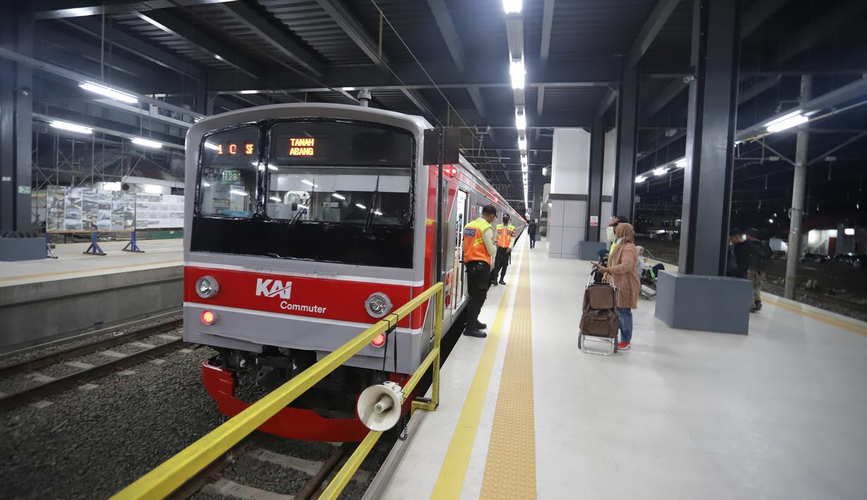 Stasiun Rangkasbitung Ultimate menggunakan sistem keamanan berbasis CCTV juga dipasang selama 24 jam. Tampak dalam foto, calon penumpang saat berada di Stasiun Rangkasbitung Ultimate, Lebak, Banten, Senin (24/11/2025) malam. (merdeka.com/Arie Basuki)