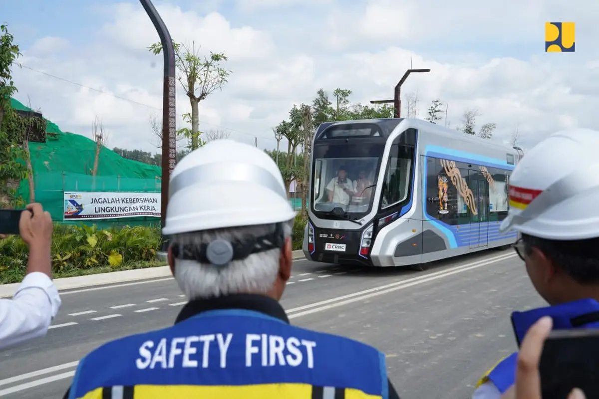 Menteri Perhubungan (Menhub) Budi Karya Sumadi dan Menteri Pekerjaan Umum dan Perumahan Rakyat (PUPR), Basuki Hadimuljono menjajal trem otonom di Ibu Kota Nusantara (IKN). (Dok Kementerian PUPR dan Kemenhub)