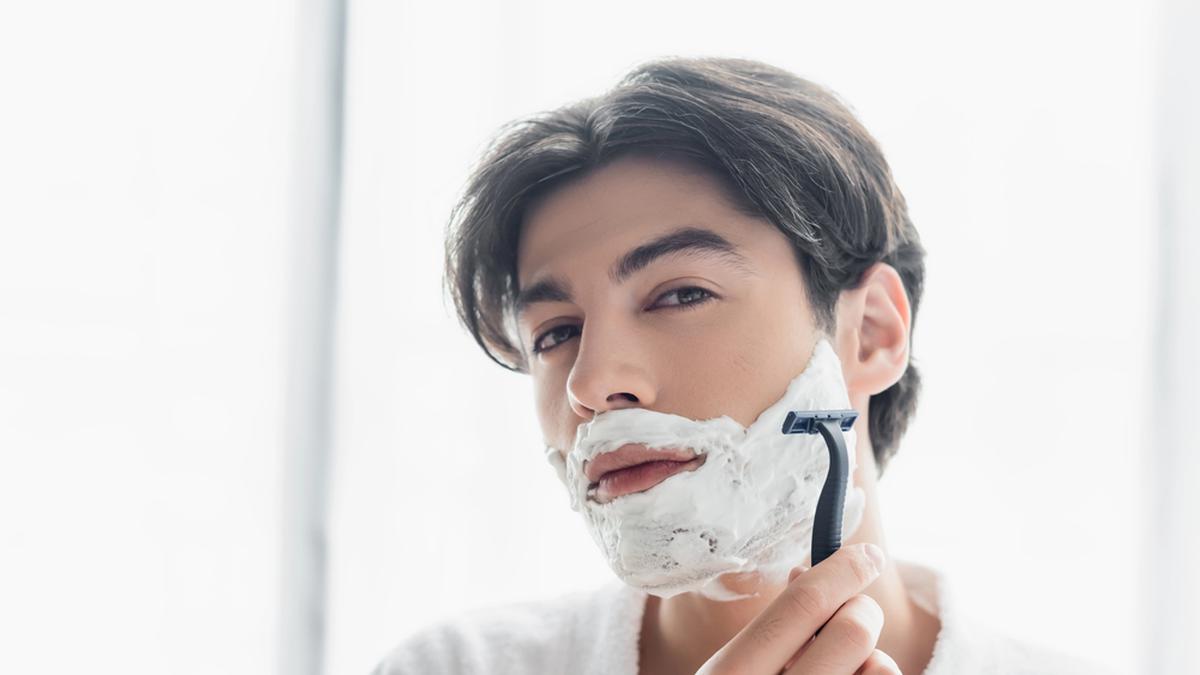 Rutinitas Pagi Lebih Hemat Waktu dengan FFAR 2 in 1 Facial Wash dan Shaving Foam untuk Pria Bekerja