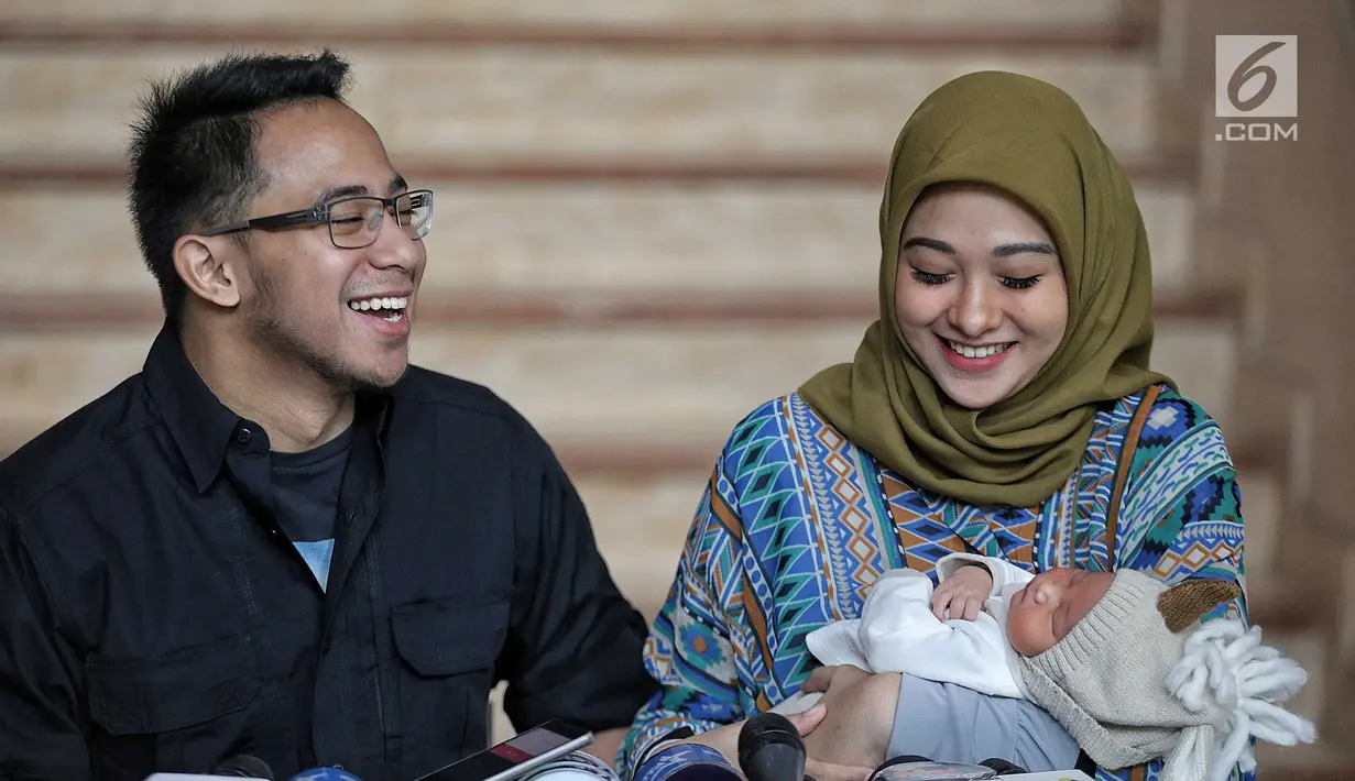 Artis Poppy Bunga bersama suaminya Muhammad Arkandra Malik Riphat memberi keterangan pers usai melahirkan anak kedua di RS Meilia, Depok, Jawa Barat, Jumat (20/7). Poppy melahirkan anak laki-laki pada 17 Juli 2018. (Liputan6.com/Faizal Fanani)