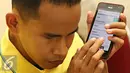 Penyandang tunanetra mengakses internet dalam acara Sosialisasi Pelatihan Internet Tunanetra di Rumah Internet Atmanto, Jakarta, Selasa (5/4). Diharapkan penyandang disabilitas dapat memperoleh akses terhadap teknologi. (Liputan6.com/Immanuel Antonius)