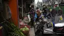 Warga membeli sayuran di toko di Shanghai (2/6/2022). Lalu lintas, pejalan kaki dan pelari muncul kembali di jalan-jalan Shanghai ketika kota terbesar di China mulai kembali normal di tengah pelonggaran penguncian COVID-19 dua bulan yang ketat atas penerapannya. (AP Photo/Ng Han Guan)