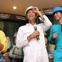 “Tapi cara memberi tahunya sekarang lebih gampang karena jelas kelihatan gitu gue pakai, gue masuk (penjara), terus gitu deh. Dengan anak ngelihat, gue yakin mereka nggak akan melakukan yang sama," tambahnya. (Bambang E.Ros/Bintang.com)