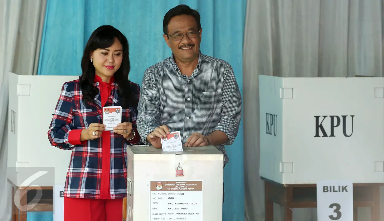 Djarot Saiful Hidayat bersama istri, Happy Farida memasukan kertas suara kedalam kotak saat menggunakan hak pilihya dalam Pilkada Putaran kedua di TPS 8, Kuningan, Jakarta, Rabu (19/4). (Liputan6.com/Johan Tallo)