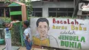Anak-anak melihat-lihat buku di Kampung Literasi RW 08, Jatipulo, Palmerah, Jakarta Barat, Kamis (30/1/2020). Kampung Literasi ini memiliki 5 kotak berisi beragam buku yang ada di sejumlah titik, berbekal konsep kejujuran disebar di sepanjang kampung. (Liputan6.com/Herman Zakharia)