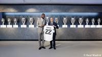 Presiden Real Madrid, Florentino Perez (kanan), memperkenalkan Antonio Rudiger sebagai rekrutan anyar. (dok. Real Madrid)