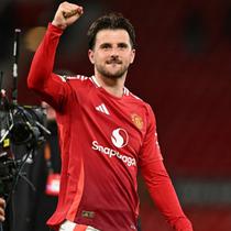 Gelandang Manchester United asal Inggris #07, Mason Mount, merayakan kemenangan timnya di akhir pertandingan leg kedua semifinal Liga Europa antara Manchester United dan Athletic Club Bilbao di Stadion Old Trafford di Manchester, Inggris barat laut, pada 8 Mei 2025. (Oli SCARFF/AFP)
