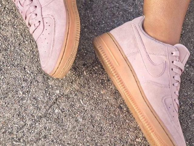 Bosan Warna Itu Itu Saja Coba Trend Sneakers Warna Pastel Yang Cantik Fashion Fimela Com