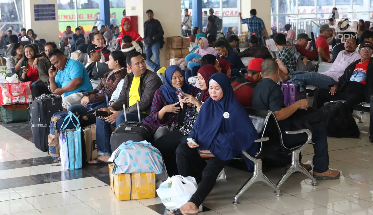 Calon pemudik memadati Terminal Pulo Gebang, Jakarta, Kamis (22/6). Memasuki H-3 Idul Fitri, Terminal Pulo Gebang mulai dipadati ribuan pemudik dengan berbagai tujuan, termasuk ke luar Pulau Jawa. (Liputan6.com/Immanuel Antonius)