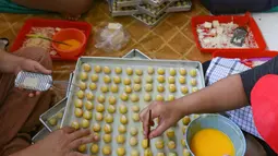 Tiga minggu jelang Idul Fitri 1445 Hijriah, permintaan kue kering seperti nastar, keju, kaastengels dan lainnya mengalami kenaikan. (merdeka.com/Arie Basuki)