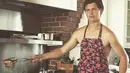 Ansel Elgort hanya menggunakan celemek saat masak di dapur! (instagram/ansel)