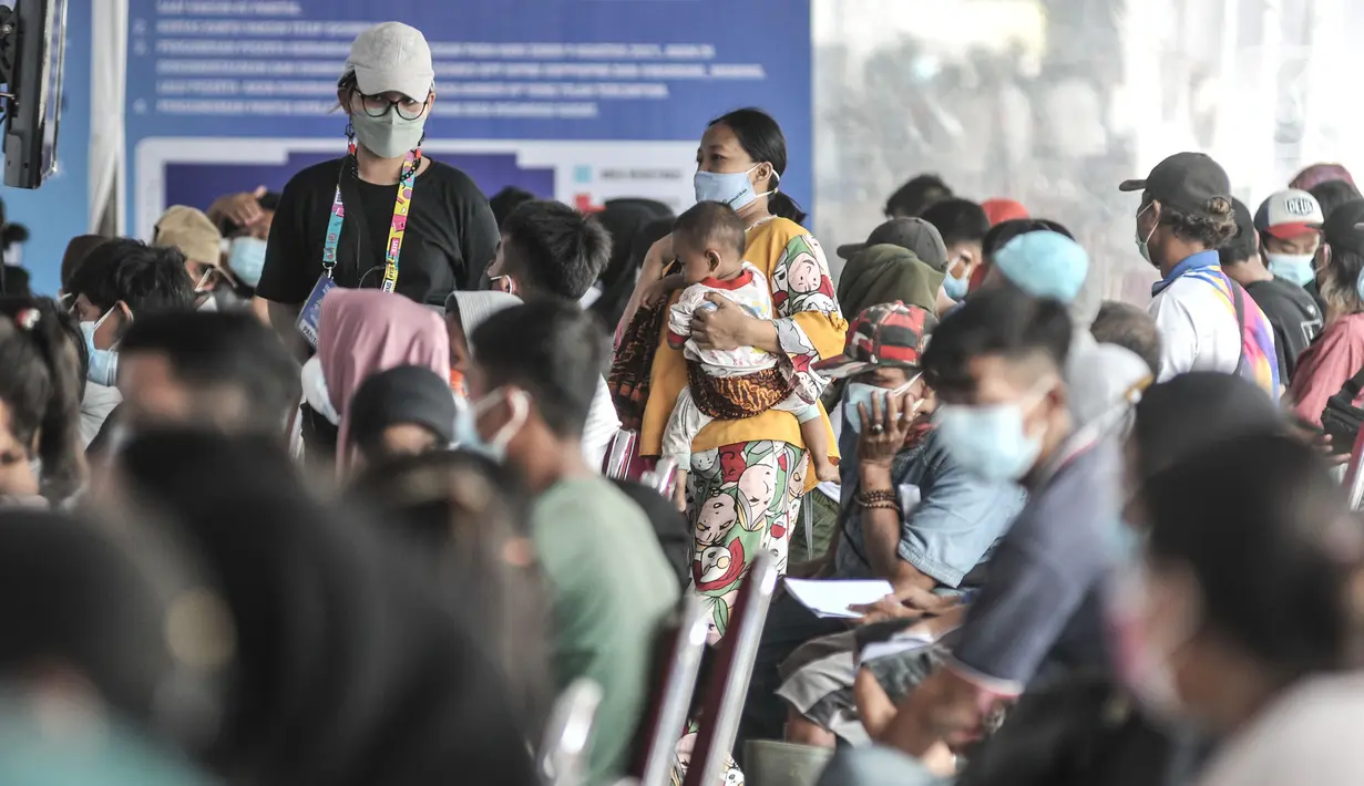Warga antre mendaftar untuk mengikuti vaksinasi massal Covid-19 di Pasar Ikan Modern Muara Baru, Penjaringan, Jakarta, Kamis (5/8/2021). Vaksinasi massal di Pasar Ikan Muara Baru pada 5-7 Agustus ini menyasar masyarakat kawasan pesisir yang berusia 12 tahun ke atas. (merdeka.com/Iqbal S Nugroho)