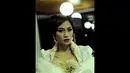Saras Kyo menunjukkan kepiawaiannya bergaya dalam balutan etnik yang glamor , Jakarta, Kamis (1/10/2014) (Liputan6.com/Faisal R Syam) 
