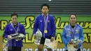 Kiri ke Kanan, Lifter Jabar Dewi Safitri, Syarah Anggraini dan Yulia Eka Masweni (Jambi) saat berada di podium kemenangan kelas 53 kg PON XIX Jabar di Gelora Sabilulungan, Kab Bandung, Selasa (20/9). (Liputan6.com/Helmi Fithriansyah)