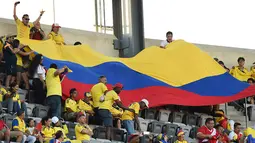 Suporter Kolombia membentangkan bendera raksasa saat laga perempat final Copa America Centenario melawan Peru. Kedua tim bermain imbang hingga laga ditentukan melalui adu penalti. (AFP/Don Emmert)