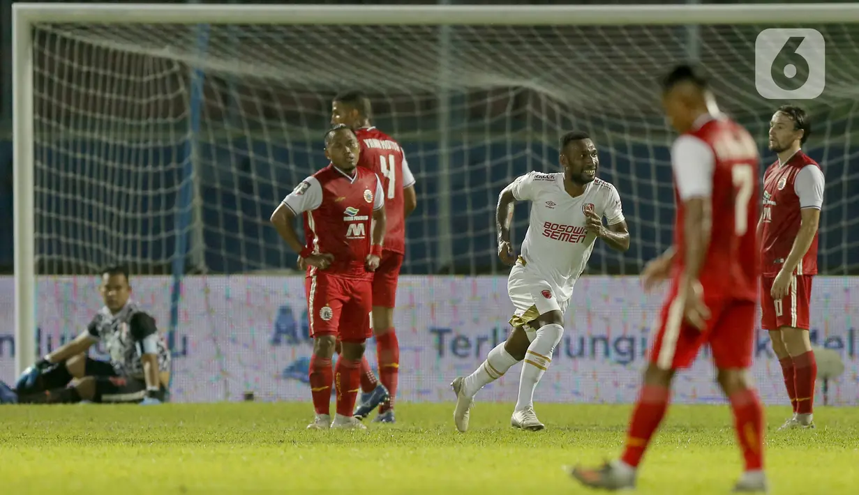 Pemain PSM Makassar Patrich Steve Wanggai (27) merayakan gol yang dicetaknya ke gawang Persija Jakarta dalam pertandingan babak penyisihan Piala Menpora 2021 di Stadion Kanjuruhan, Malang, Jawa Timur, Senin (22/3/2021). PSM Makassar menang dengan skor 2-0. (Bola.com/Arief Bagus)