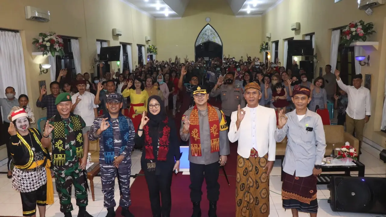 Bupati Banyuwangi Ipuk Fiestiandani (Tengah) bersama Forkopimda Banyuwangi  melihat langsung proses pengamanan dan pelaksanaan Natal 2022 (Istimewa)