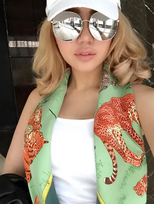 Artis Bella Sofie berpose dengan mengenakan kacamata plus topi di salah satu foto Instagramnya. Wanita yang terkenal dengan sensasinya tersebut kini mengecat rambutnya dengan warna super blonde. (Instagram.com/ bellashofie05)