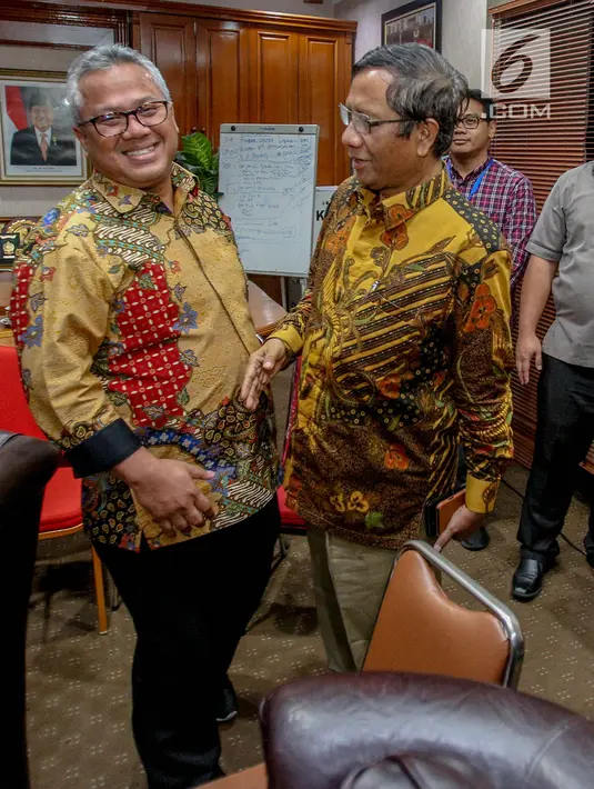 Mantan Ketua Mahkamah Konstitusi (MK) Mahfud MD dan Ketua Komisi Pemilihan Umum (KPU) Arief Budiman usai melakukan pertemuan di Gedung KPU, Imam Bonjol, Jakarta, Rabu (24/4). (Liputan6.com/Faizal Fanani)