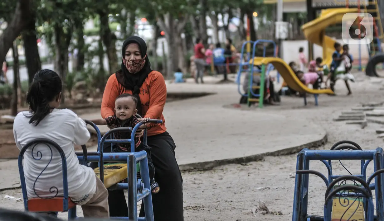 Orang tua mendampingi anak bermain di taman kawasan Duren Sawit, Jakarta, Kamis (26/11/2020). Bermain dengan pendampingan orang tua menumbuhkan potensi kecerdasan secara optimal anak serta menurunkan frekuensi terjadinya stunting, terutama pada balita usia 2-3 tahun. (merdeka.com/Iqbal S. Nugroho)