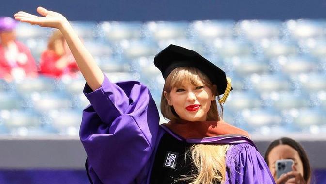 <p>Raih gelar doktor kehormatan, lihat penampilan perdana Taylor Swift kenakan toga di momen wisuda New York University (NYU). (Instagram/enews).</p>