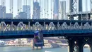 Banner raksasa bergambar Presiden Rusia Vladimir Putin terlihat tergantung di Jembatan Manhattan, New York, Kamis (6/10). Pihak kepolisian New York saat ini tengah mencari pelaku yang menggantungkan banner raksasa itu. (Kathryn Peters/Handout via Reuters)