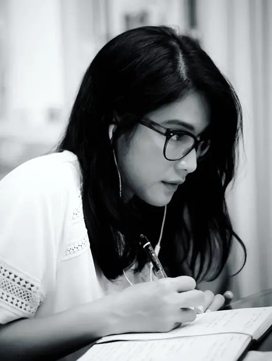 Mengucap rasa terimakasih kepada tahun 2020, namun Dian tak menampik jika di awal masa pandemi, ia pun kerap merasa stress dan jenuh lantaran harus berdiam diri di rumah. Mengingat ia adalah sosok yang sibuk, bahkan jarang ada di rumah. (Instagram/therealdisastr)