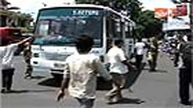 Tolak Bus Transkota, Sopir Angkot Ngamuk