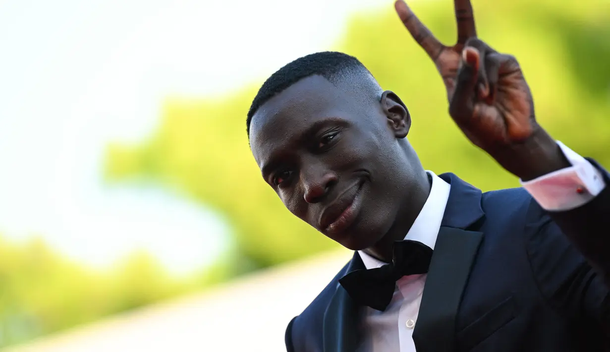 Khaby Lame saat tiba untuk pemutaran film "Il Signore Delle Formiche" (Penguasa Semut) selama Venice Film Festival 2022 ke-79 di Lido di Venesia, Italia (6/9/2022).Tiktoker paling banyak diikuti di Eropa dan kedua di dunia yang mencapai 100 juta pengikut ini dibesarkan di Piedmont dekat Chivasso di mana dia masih tinggal bersama keluarganya sampai sekarang. (AFP/Andreas Solaro)