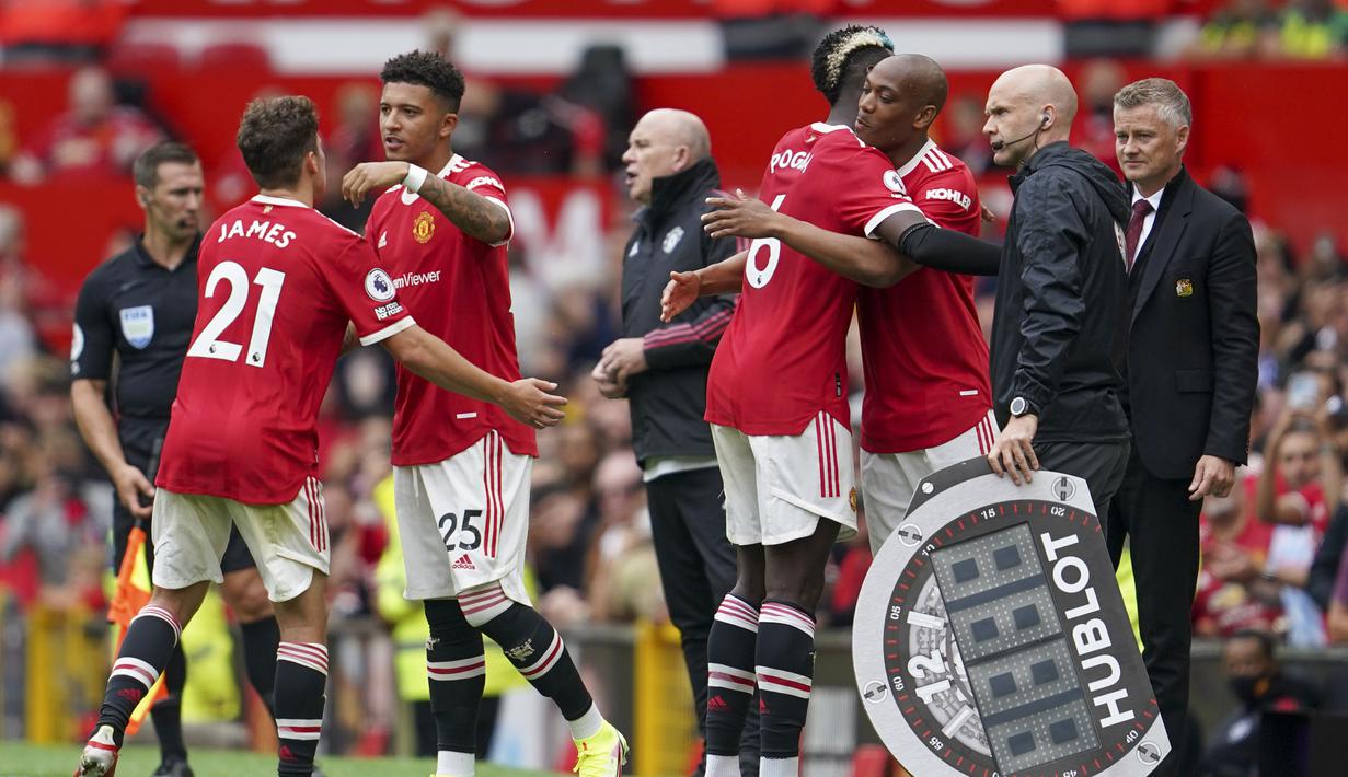 Unggul 5-1 Manchester United menarik keluar Paul Pogba dan Daniel James pada menit ke-75. Momen ini sekaligus menjadi debut Jadon Sancho yang masuk menggantikan Daniel James. (Foto: AP/Jon Super)