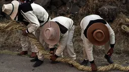 Setiap bulan Juni, anggota kelompok masyarakat adat Quechua berkumpul untuk menjalin tali tebal yang terbuat dari sejenis jerami Andes. (Christian SIERRA / AFP)