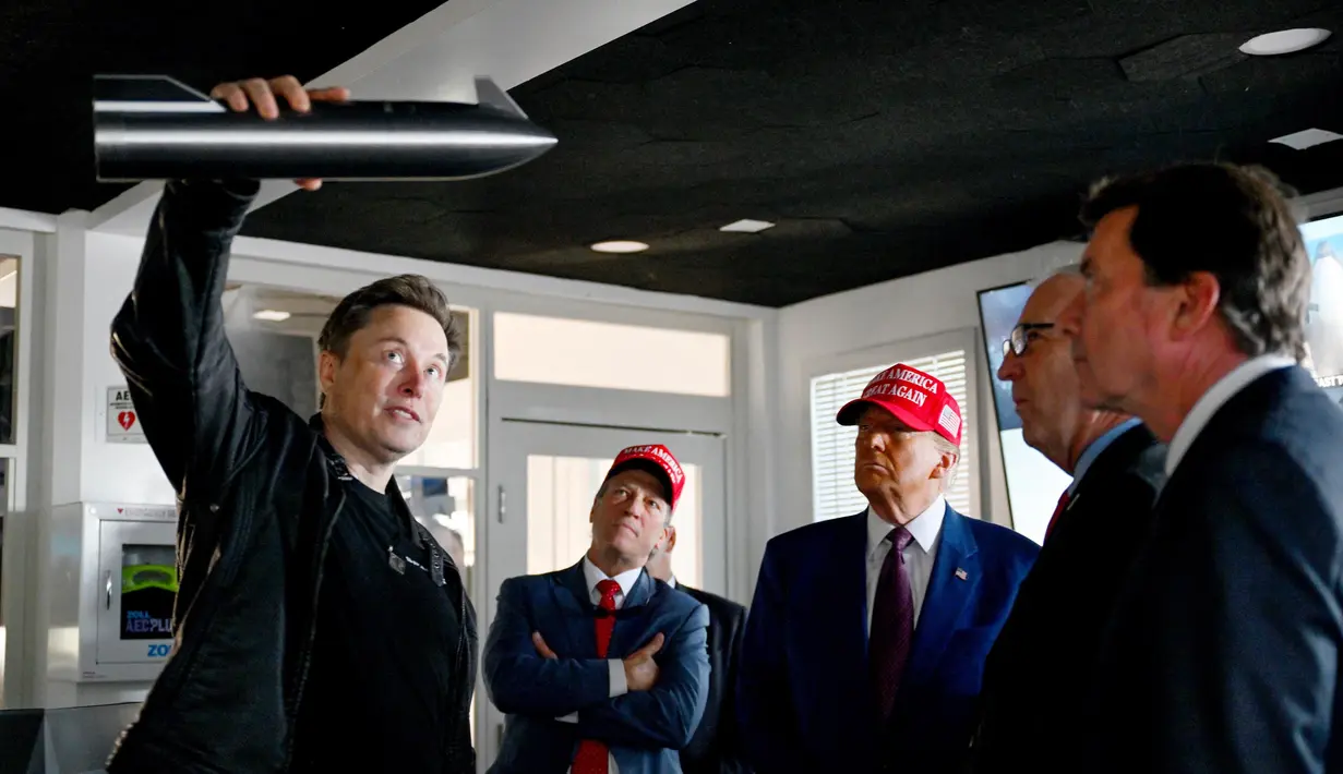 Presiden terpilih Amerika Serikat (AS), Donald Trump juga menerima beberapa penjelasan terkait peluncuran uji terbang keenam roket SpaceX Starship dari pemilik SpaceX, Elon Musk. (Brandon Bell/Getty Images North America/Getty Images via AFP)