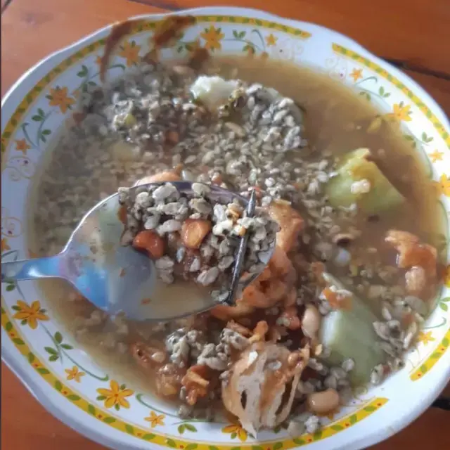 6 Momen Apes Penemuan Benda Tajam di Makanan Ini Bikin Kaget