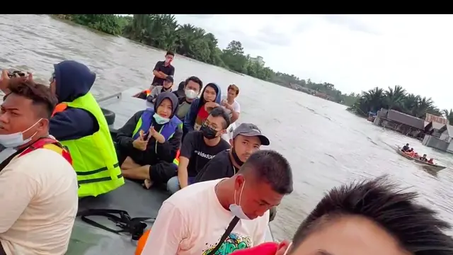 Momen Baim Wong Kunjungi Korban Banjir Kalsel, Terjun Langsung Salurkan Donasi. (Sumber: Instagram/baimwong)