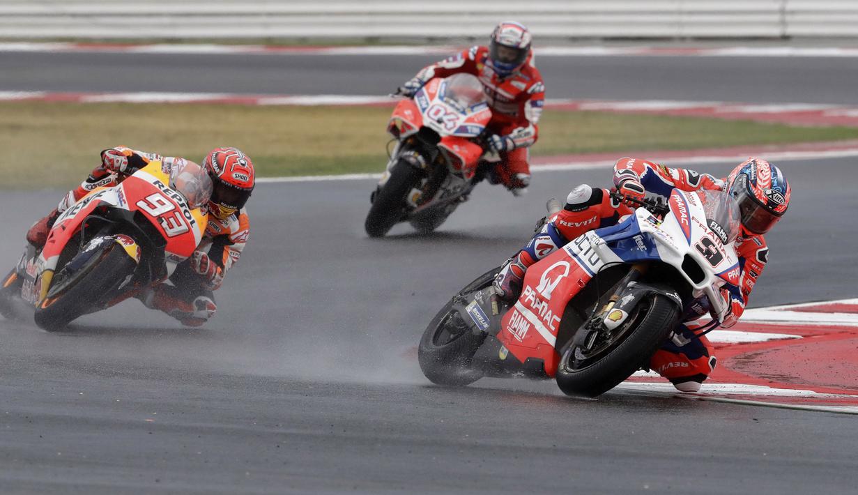Salah satu aksi Marc Marquez (kiri) saat membayangi pebalap Danilo Petrucci (kanan) pada balapan MotoGP San Mariono di Sikuit Marco Simoncelli, Misano Adriatico, Italia (10/9/2017). (AP/Antonio Calanni)